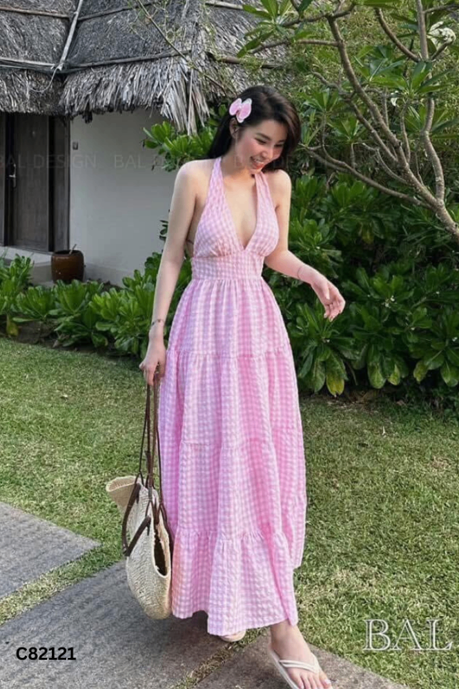 Váy hồng kẻ caro hở lưng