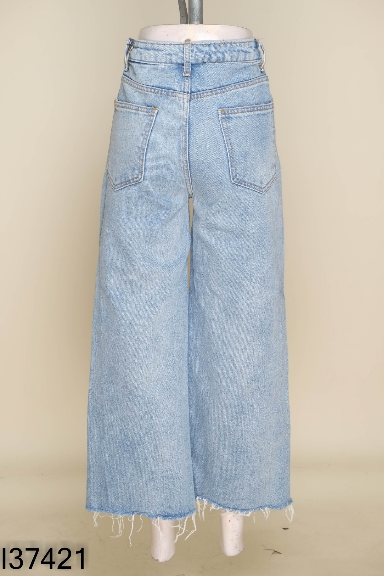 Quần jeans xanh trơn cắt gấu