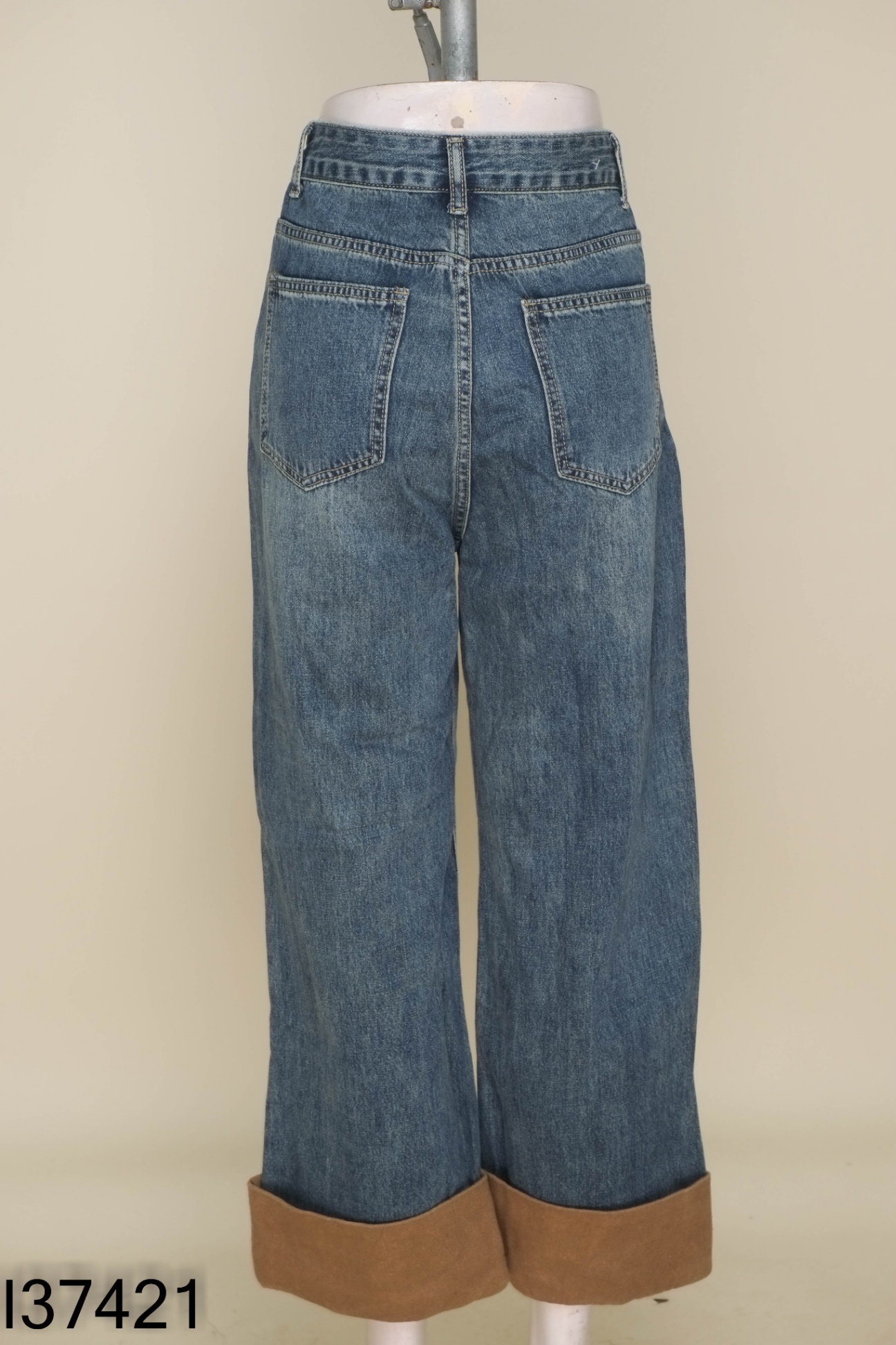 Quần jeans xanh gấu nâu