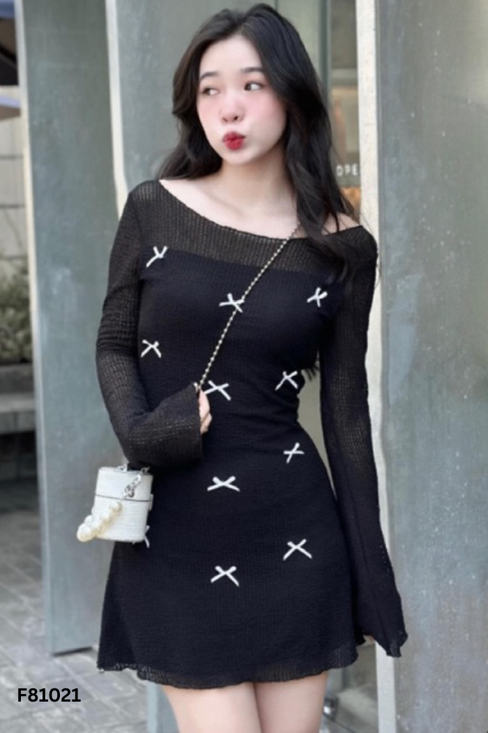 Váy đen đính nơ trắng