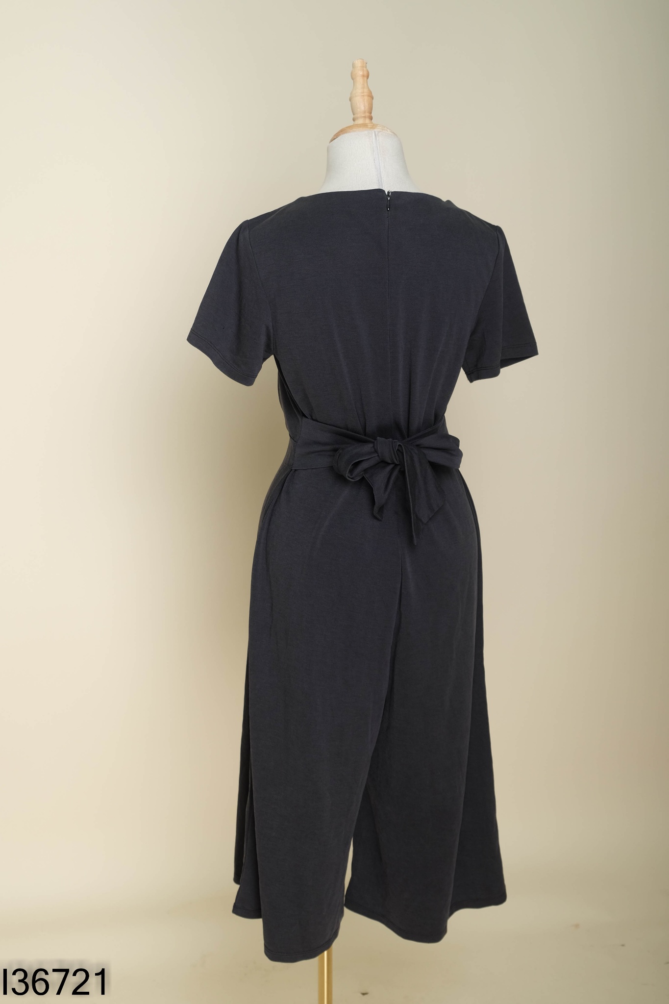 Jumpsuits đen GU buộc eo