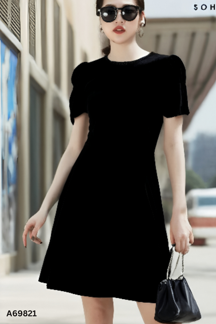 Váy nhung đen viền cườm