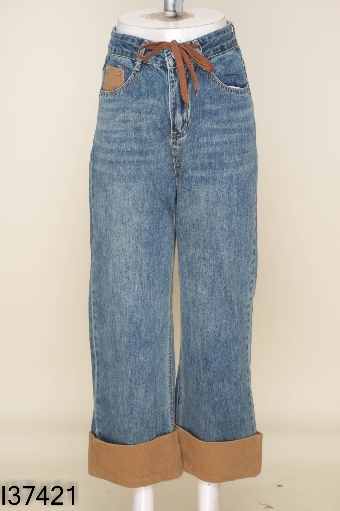 Quần jeans xanh gấu nâu