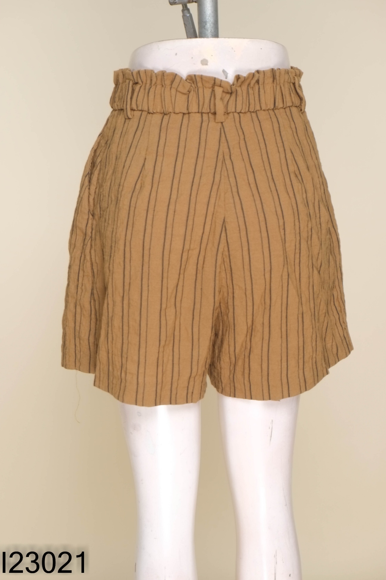 Quần shorts HM linen nâu sọc