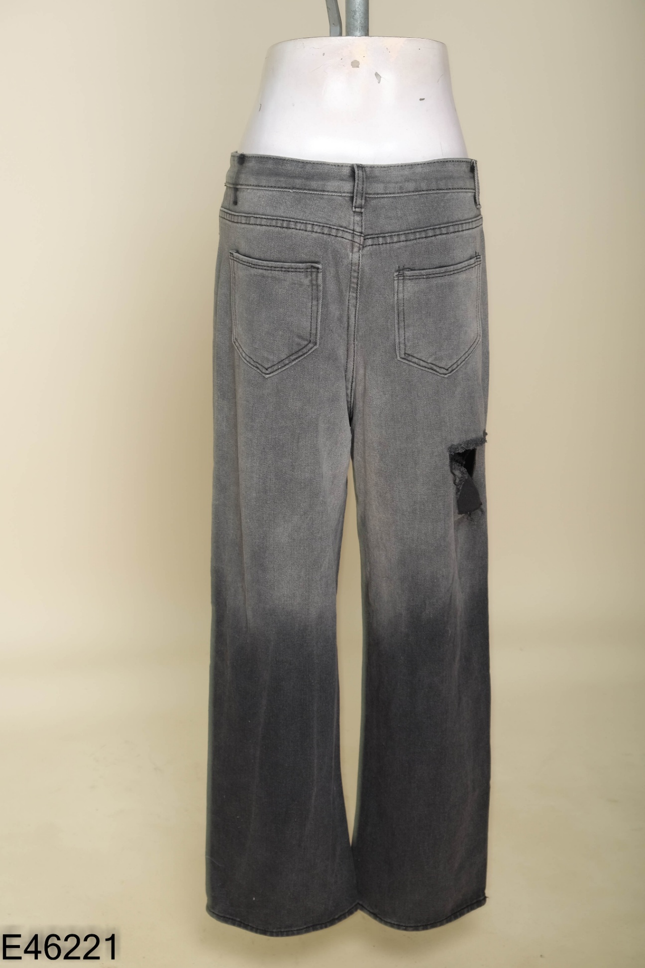 Quần jeans xám rách