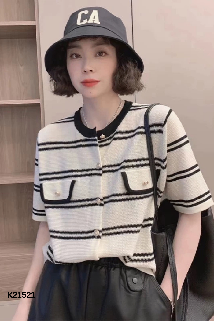 Áo be kẻ đen cúc vàng