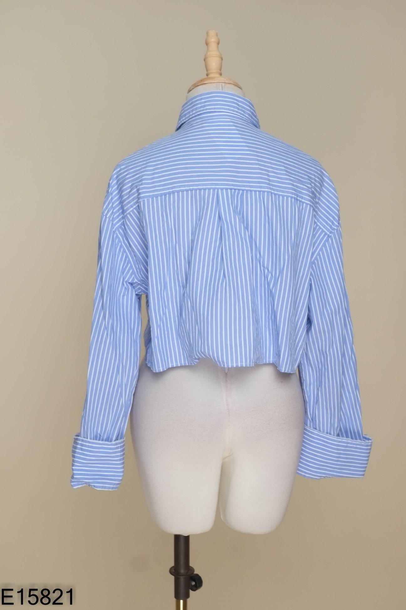 Áo croptop xanh kẻ trắng