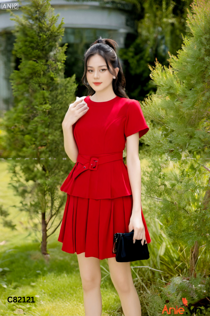 Váy đỏ xếp ly đai eo