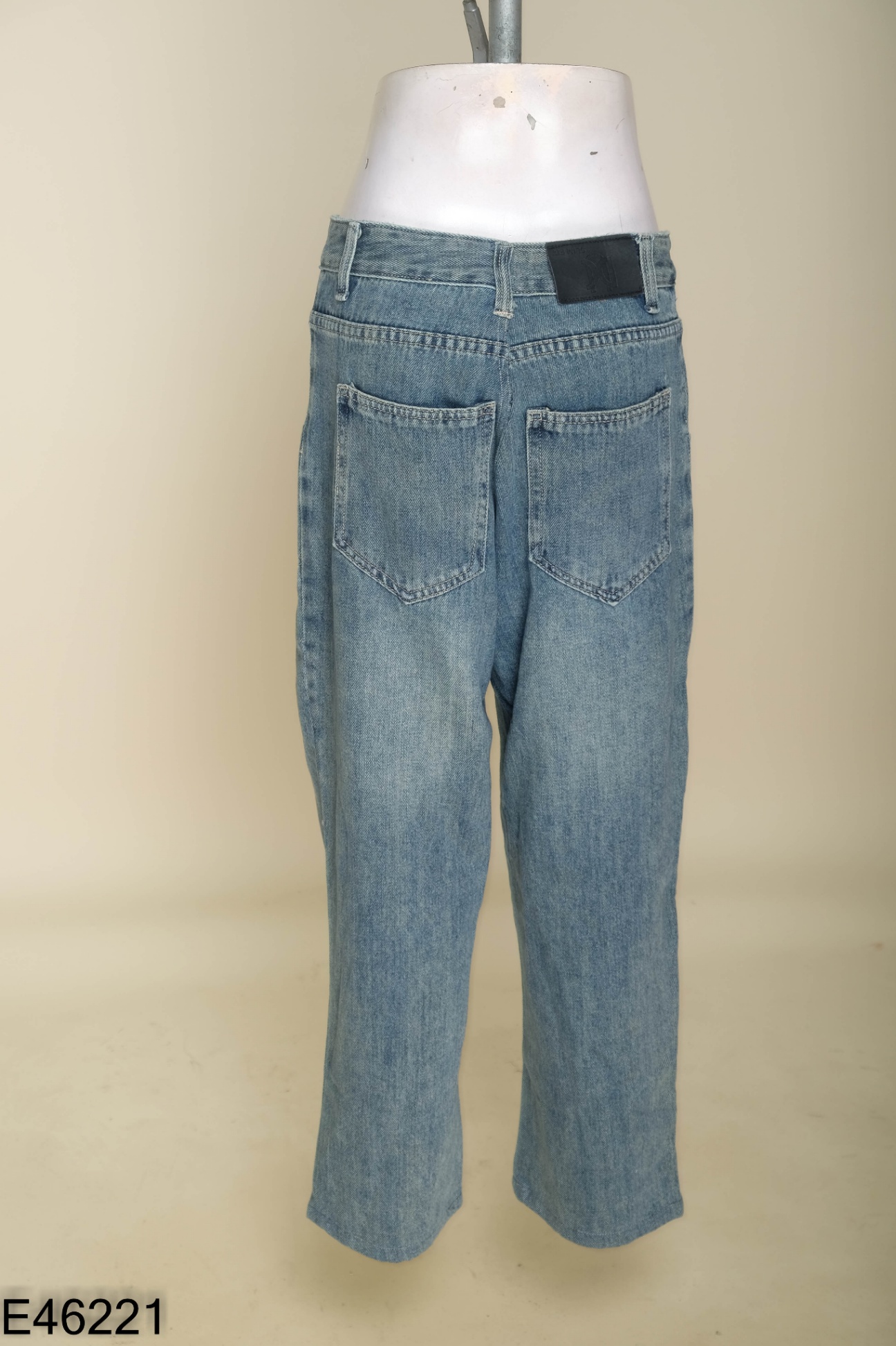Quần jeans xanh trơn