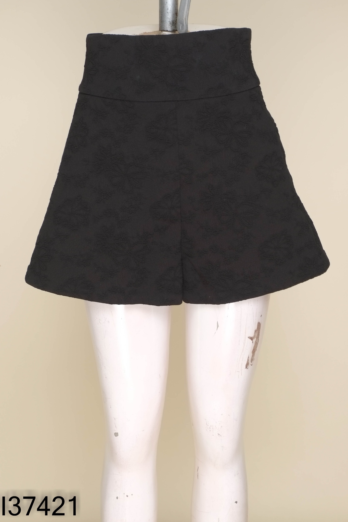 NEWTAG Quần shorts ELPIS đen