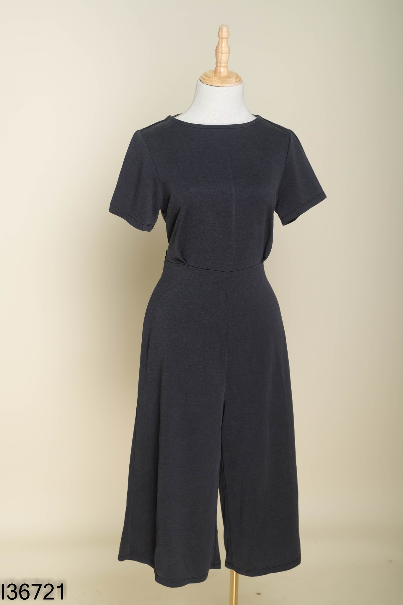 Jumpsuits đen GU buộc eo