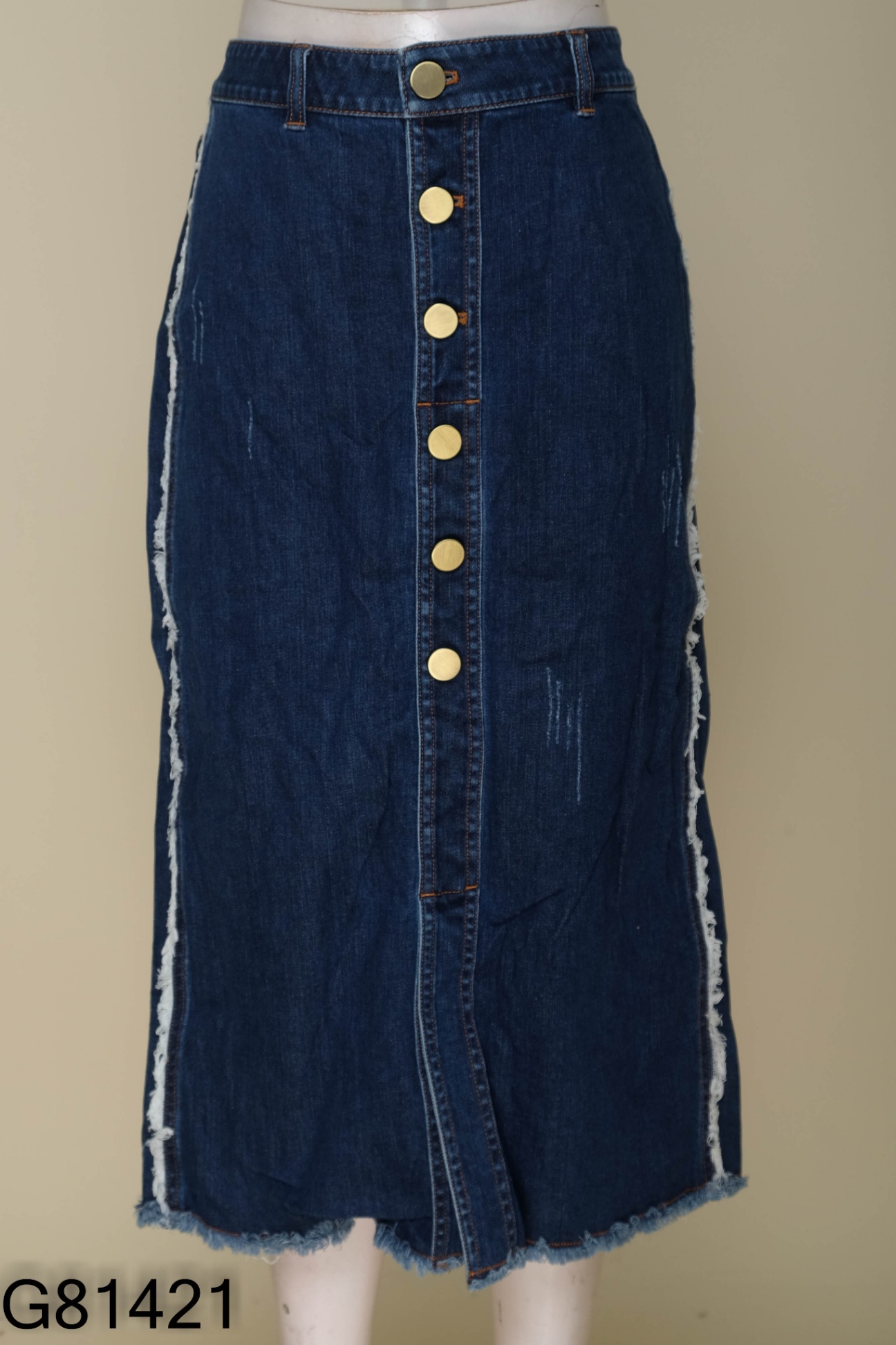 Chân váy jeans xanh phối cúc