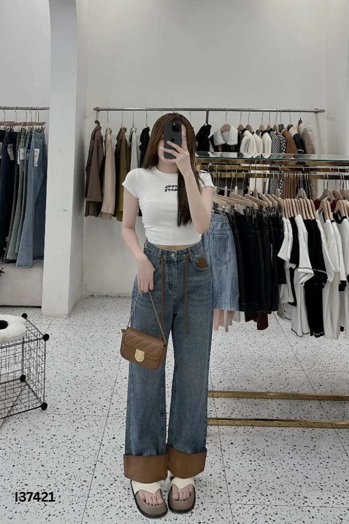 Quần jeans xanh gấu nâu