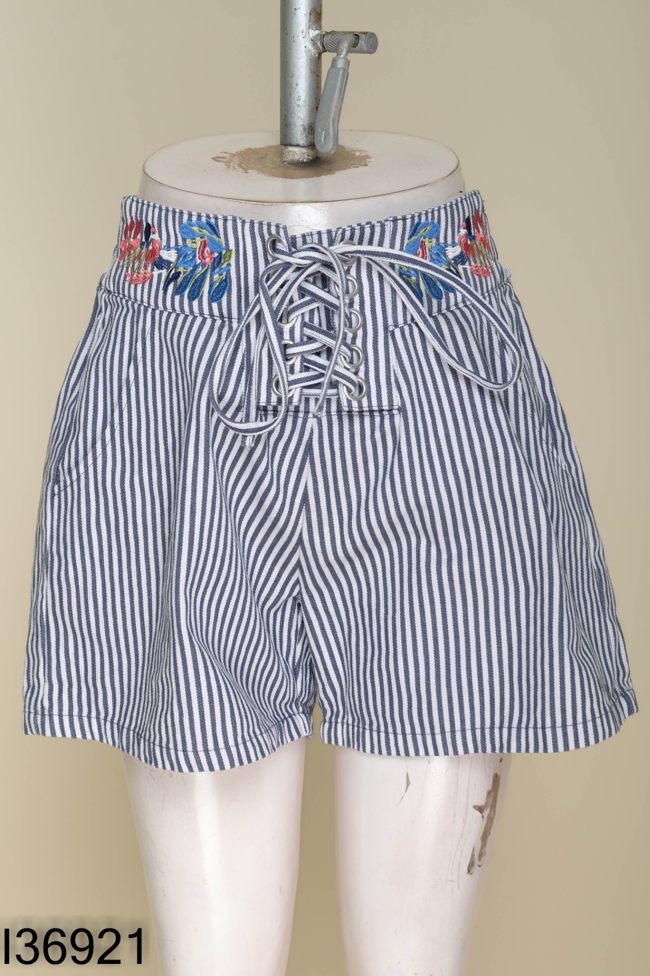 Quần short trắng kẻ xanh