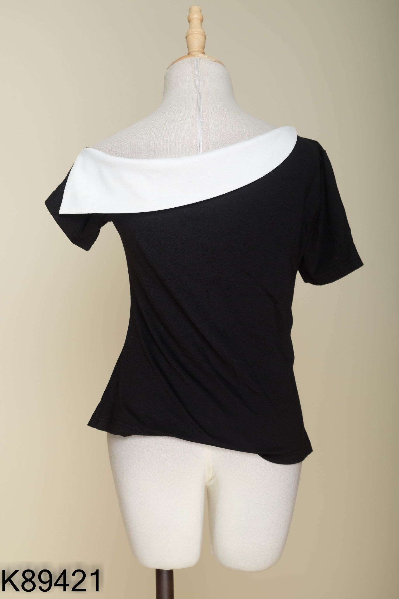 Áo CURVYQ đen cổ trắng