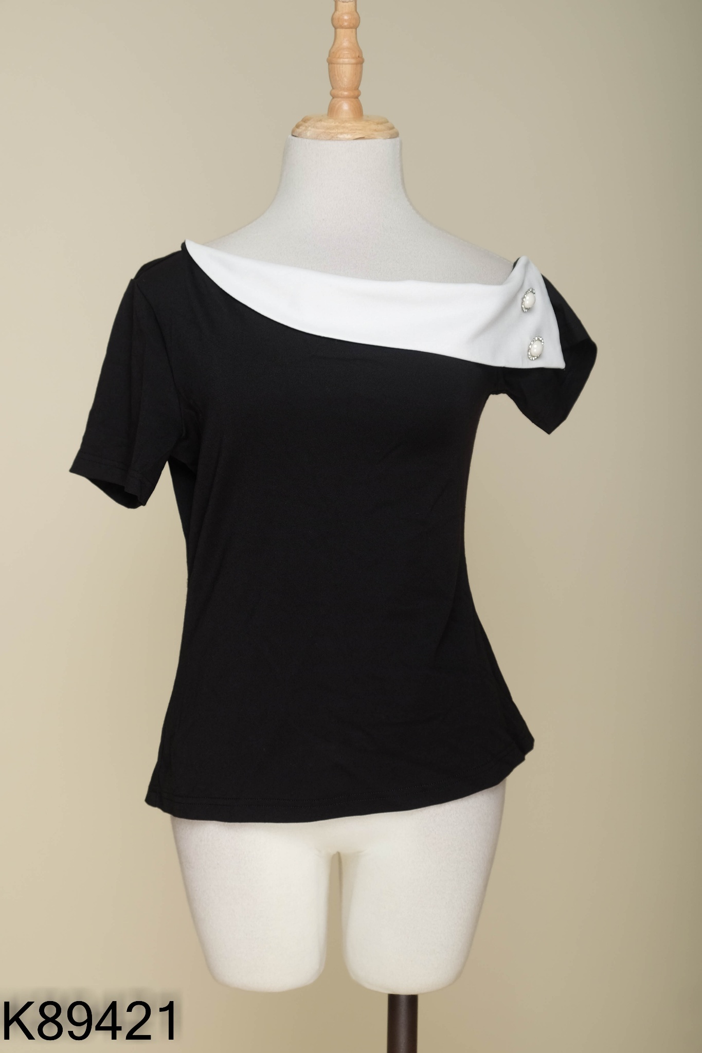 Áo CURVYQ đen cổ trắng