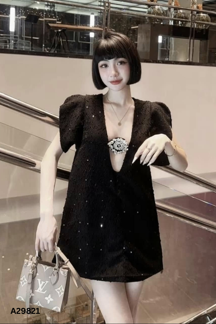 NEWTAG Váy HOAI ANH đen đính đá