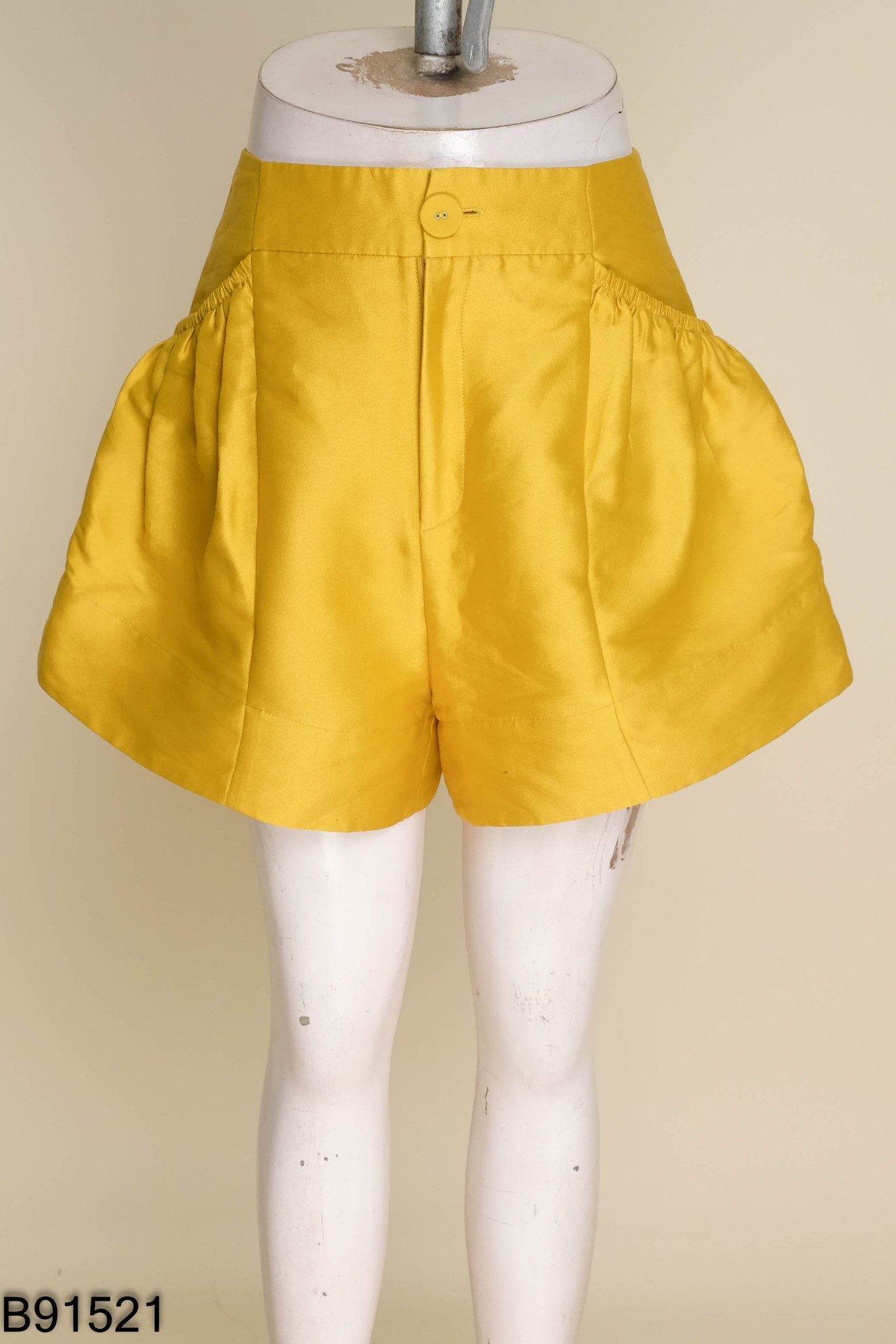 Quần shorts EVERLUXE taffta vàng