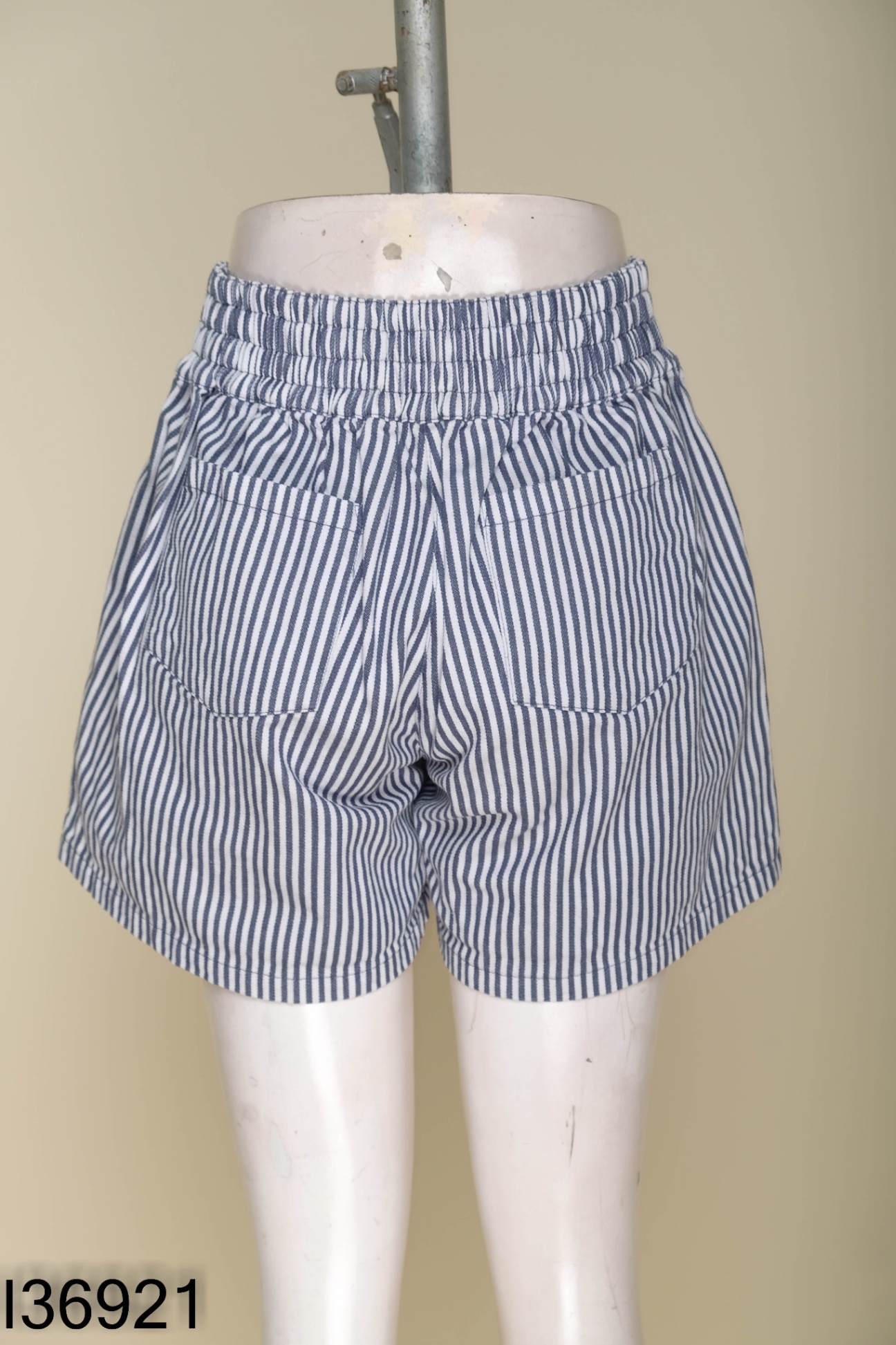 Quần short trắng kẻ xanh