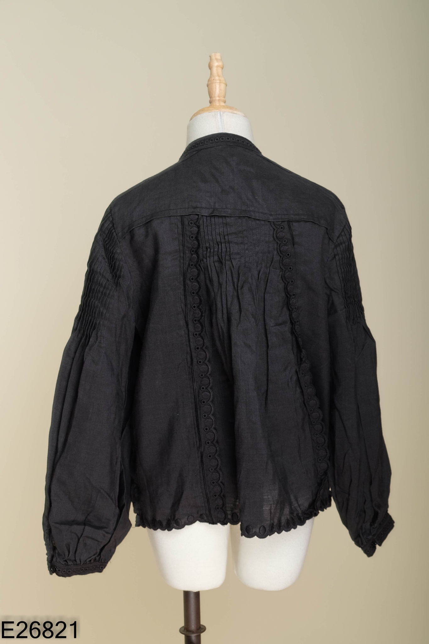 Áo linen đen gấp ly