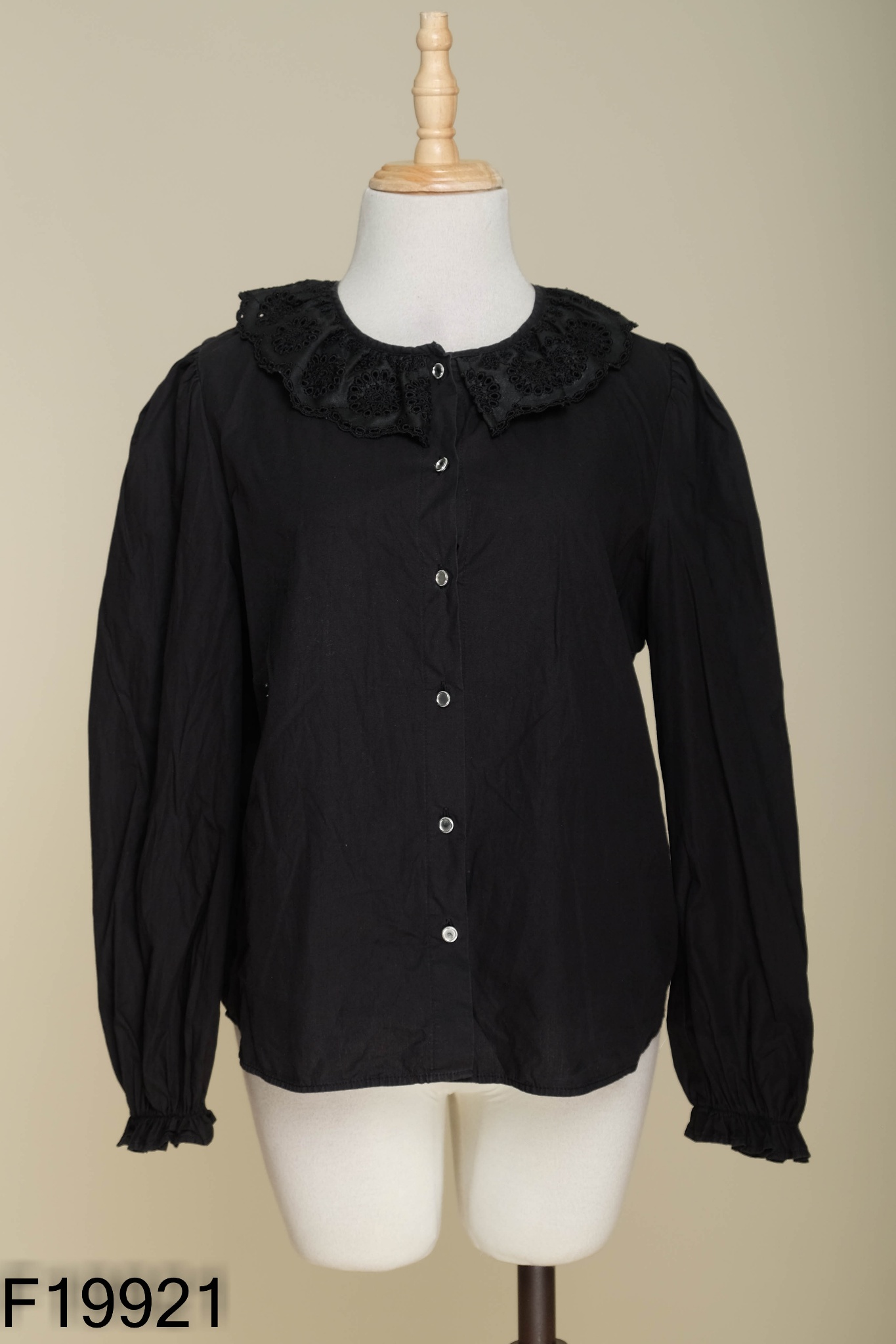 Áo đen ZARA cổ bèo
