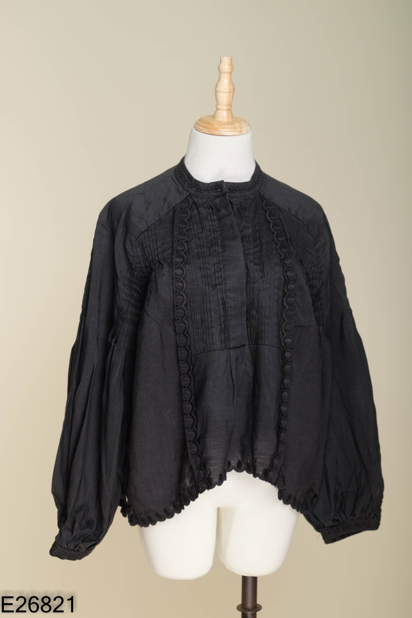 Áo linen đen gấp ly