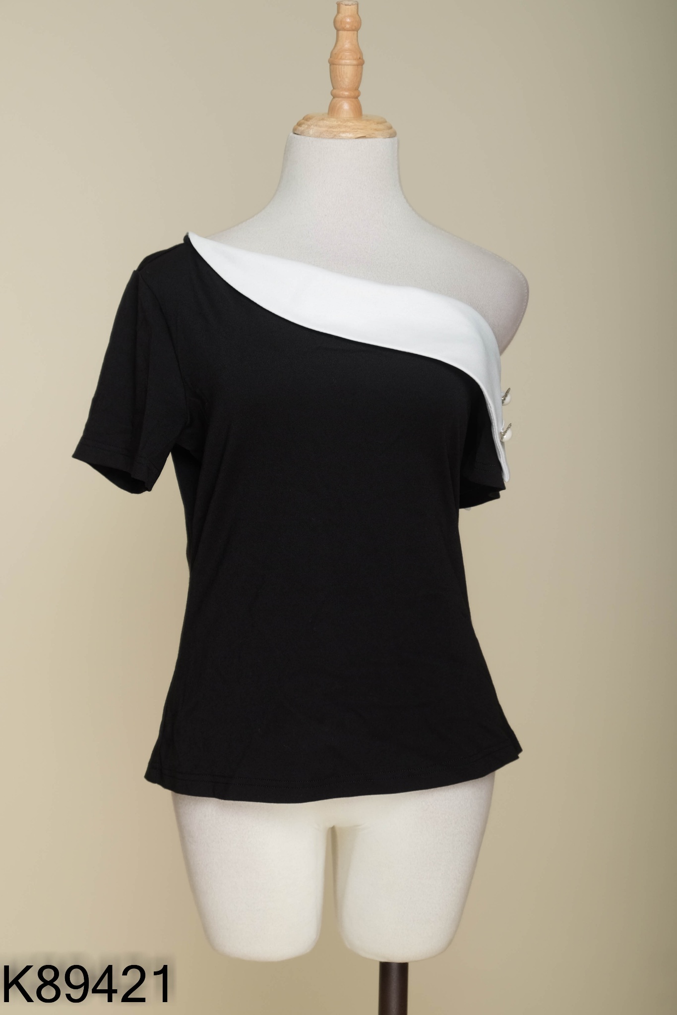 Áo CURVYQ đen cổ trắng