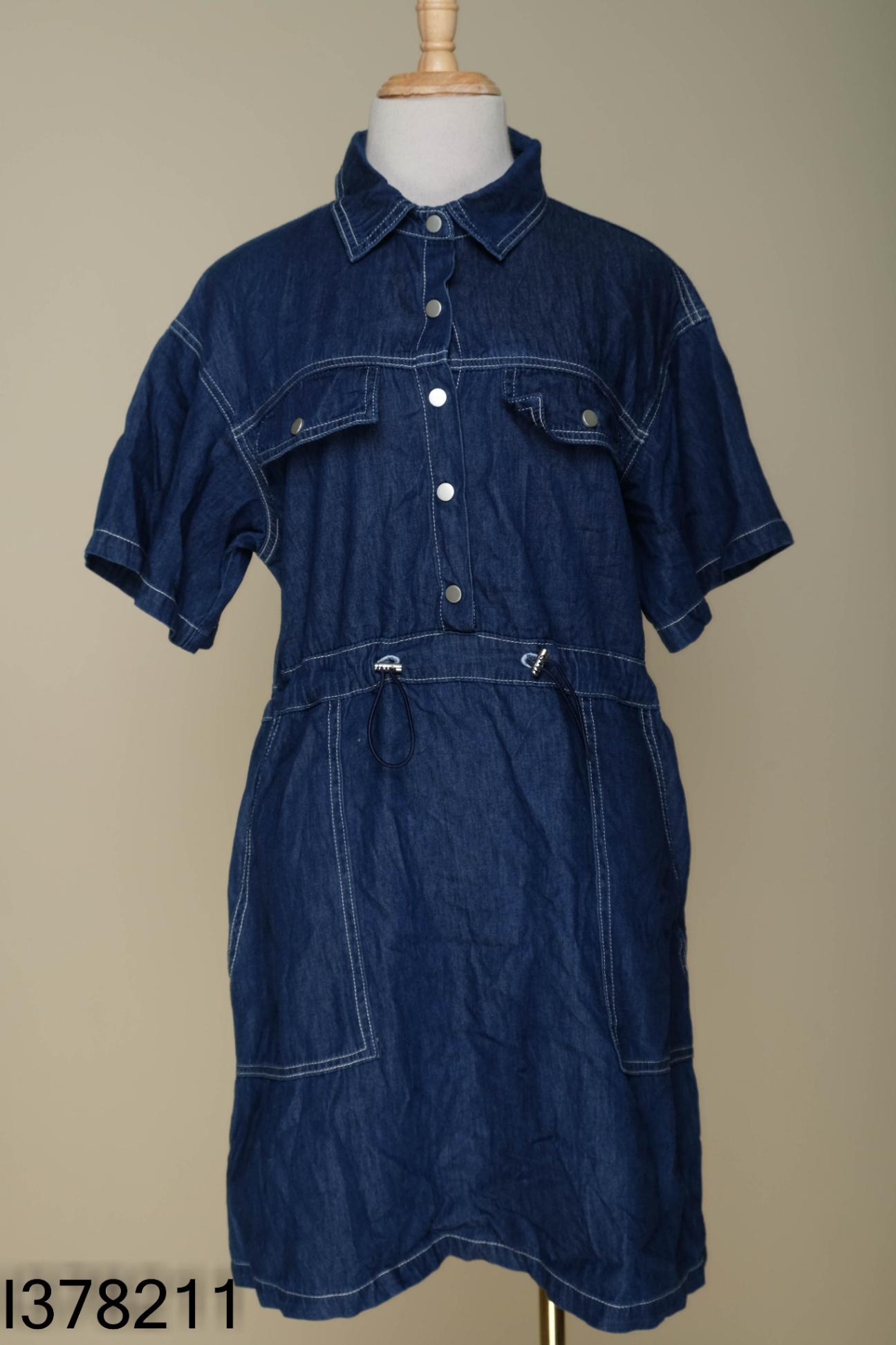 Váy jean xanh viền chỉ trắng
