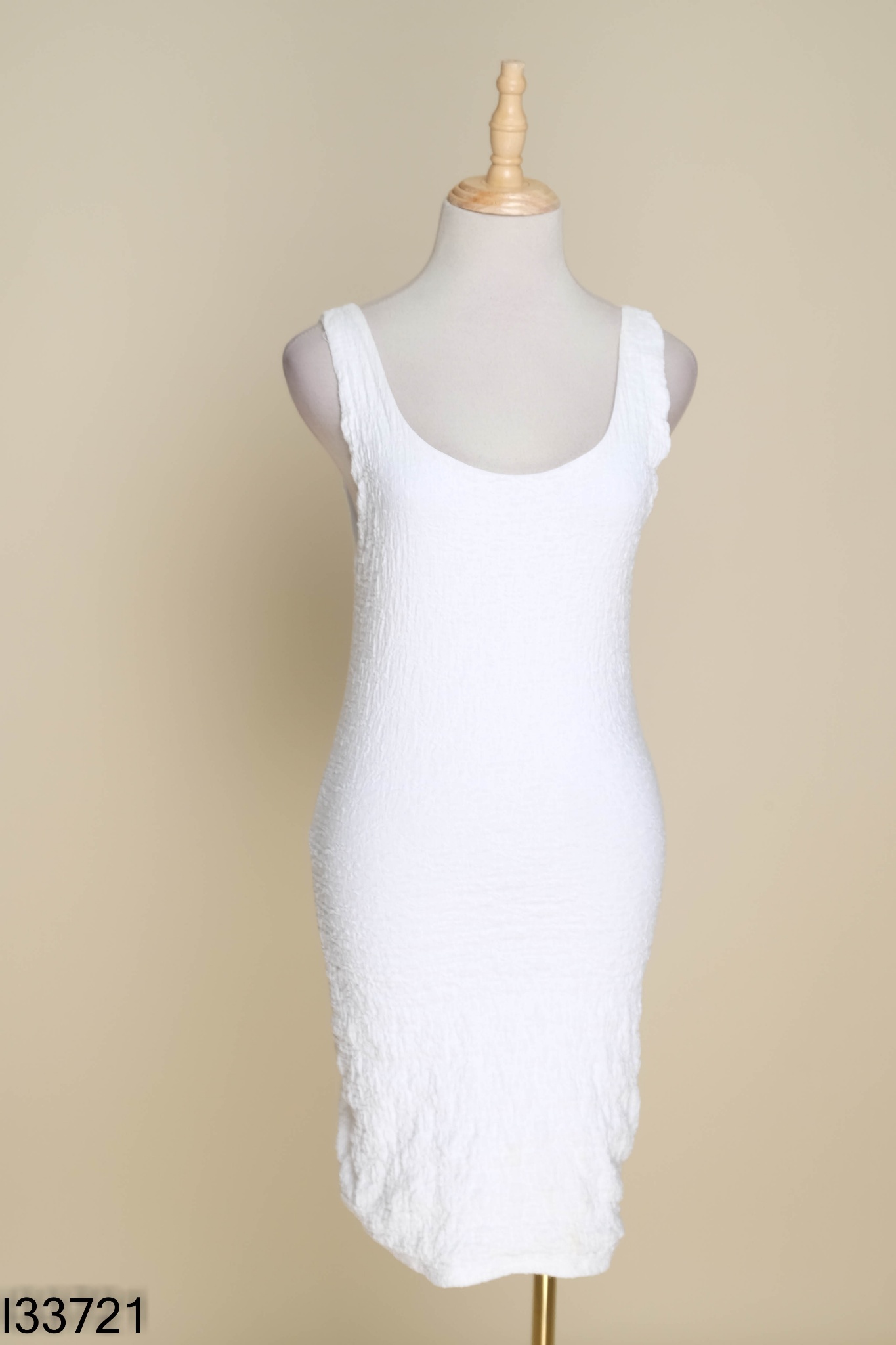 Váy COTTON ON trắng nhăn