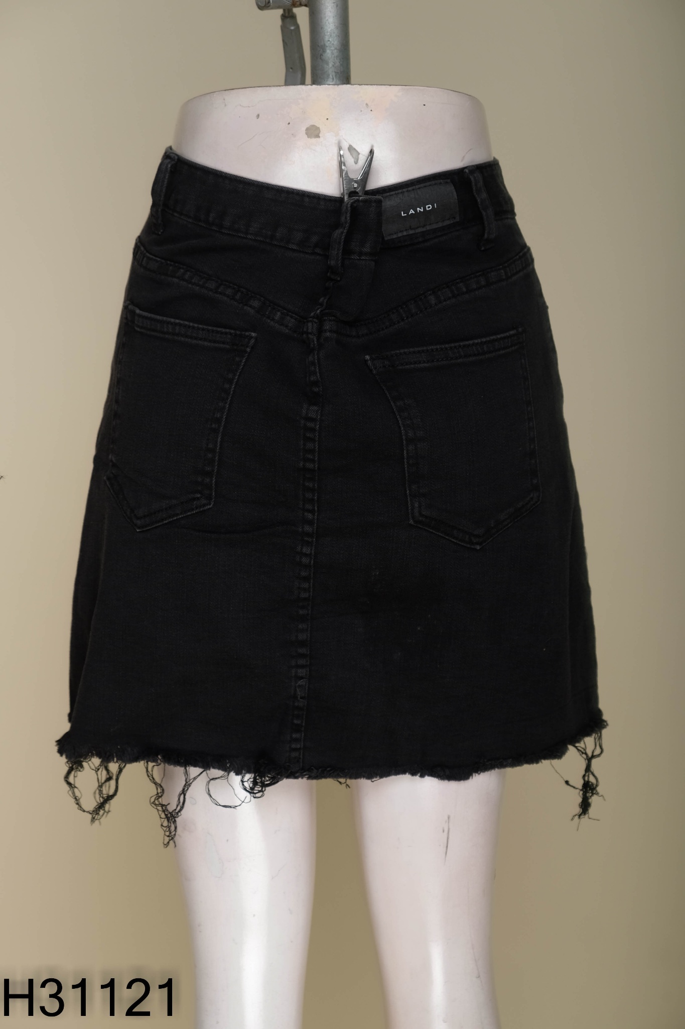 Chân váy jeans đen họa tiết