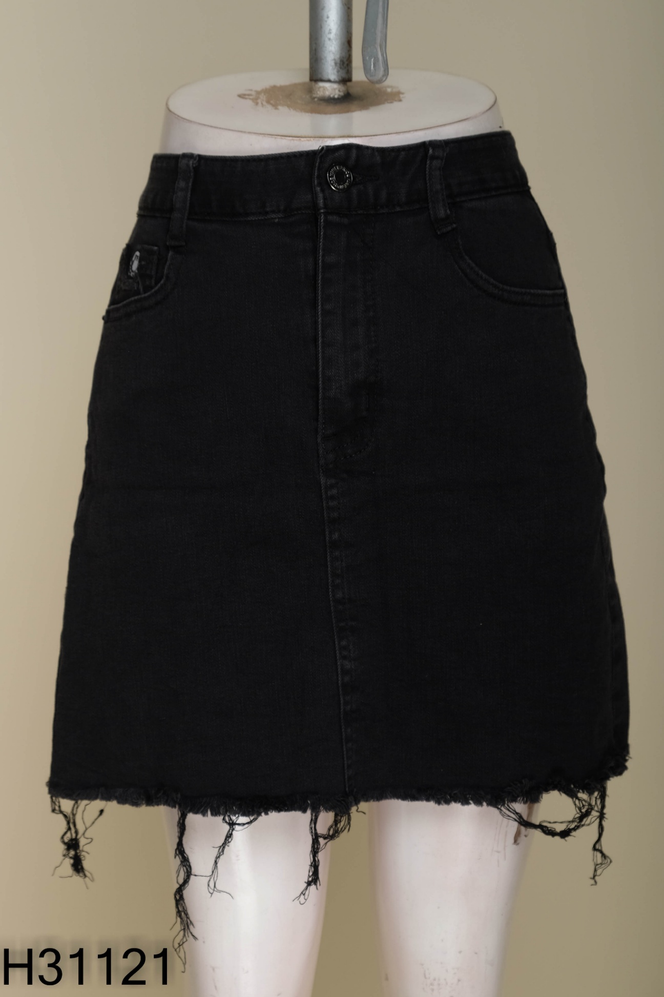 Chân váy jeans đen họa tiết