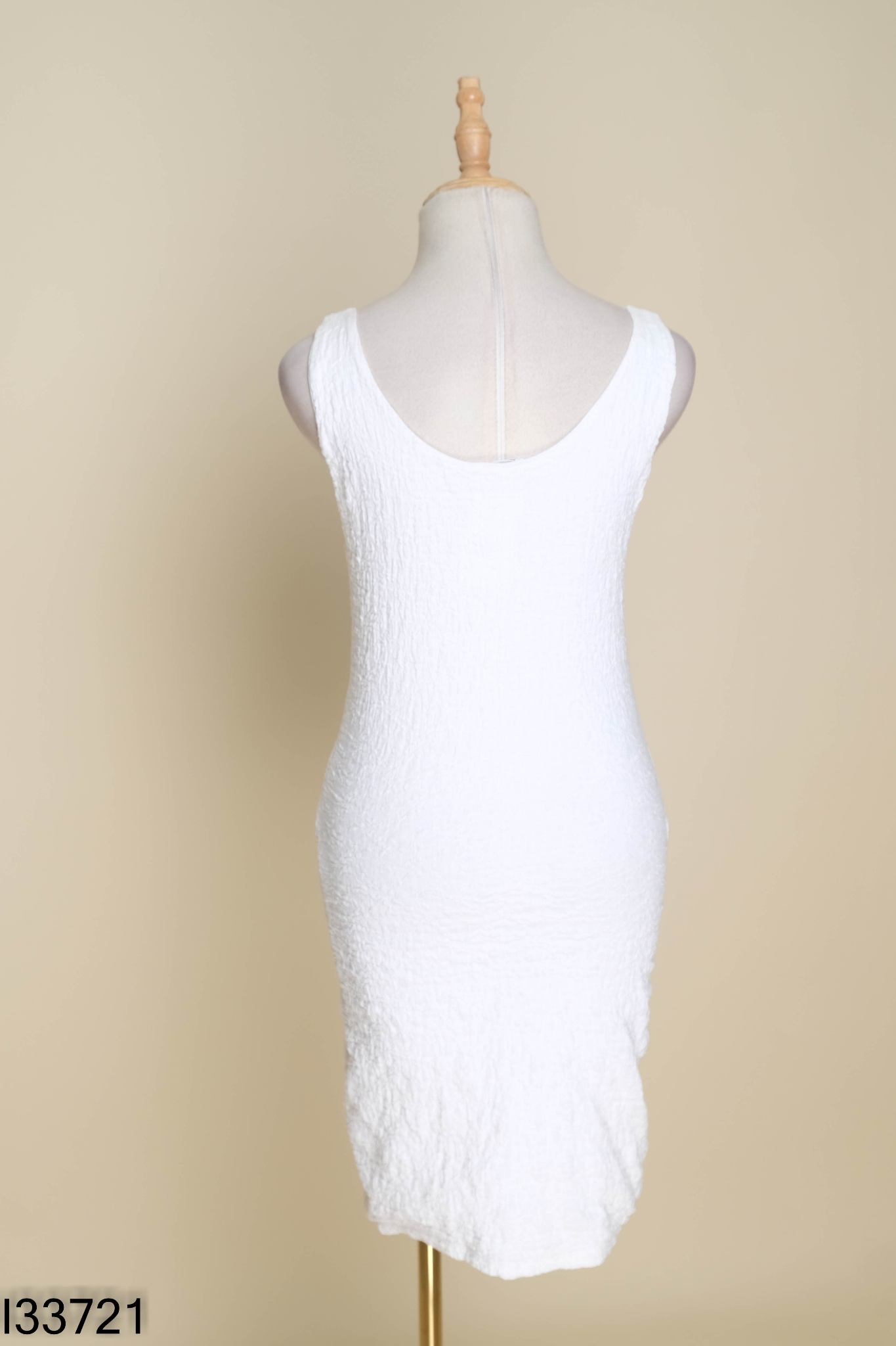 Váy COTTON ON trắng nhăn