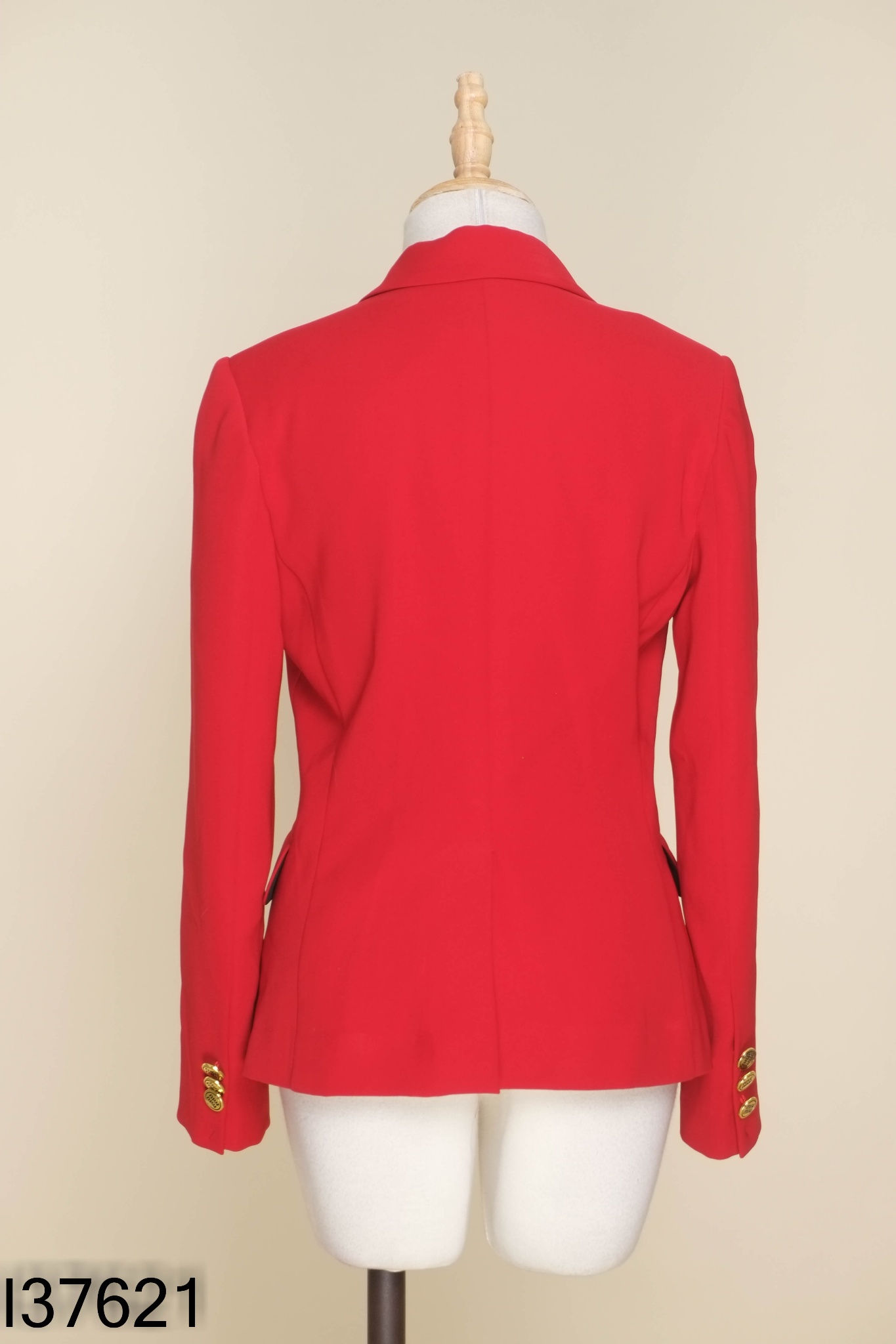 Blazer đỏ trơn khuy vàng