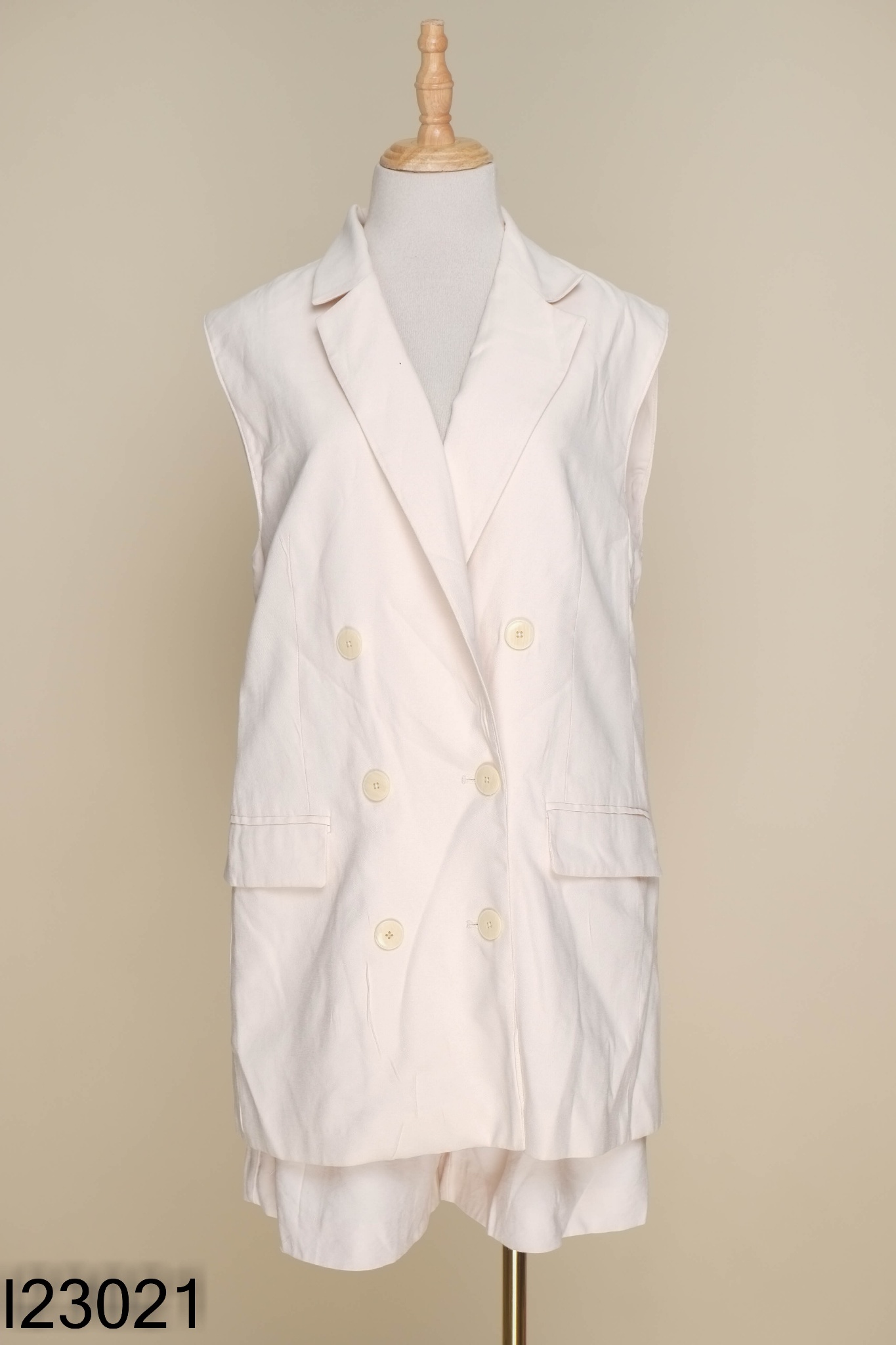 Set Áo gile MANGO be cổ vest + quàn shorts b