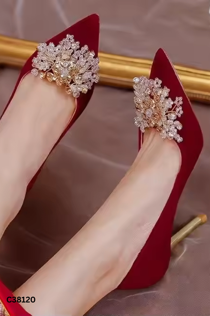 Giày cao gót nhung đỏ phối đá