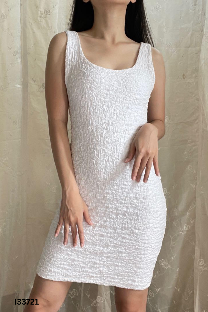 Váy COTTON ON trắng nhăn