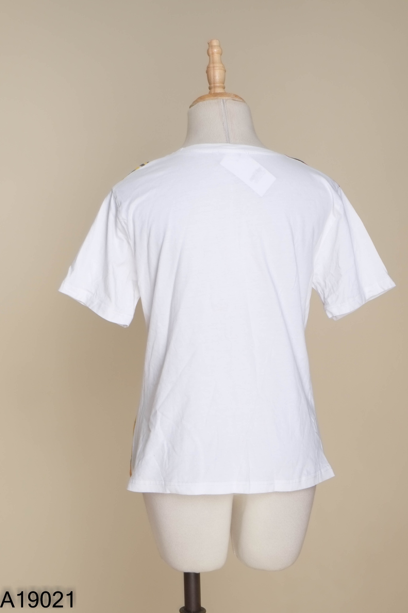 Áo trắng ZARA in hình cô gái