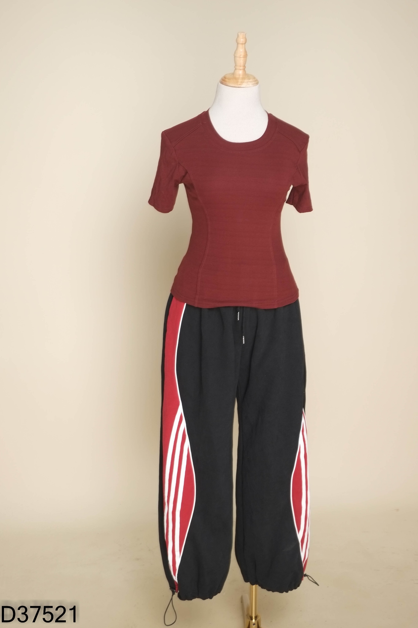 Set Áo thun đỏ + quần đen sọc