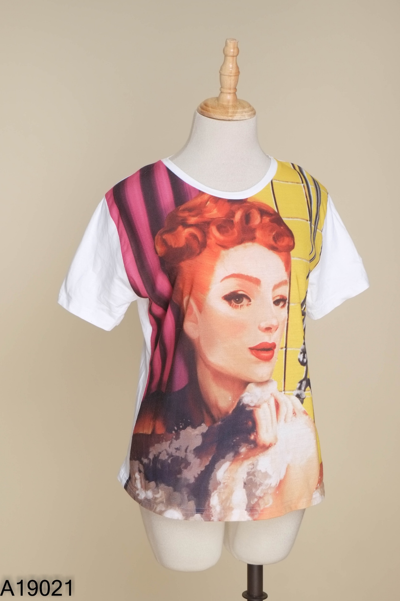 Áo trắng ZARA in hình cô gái