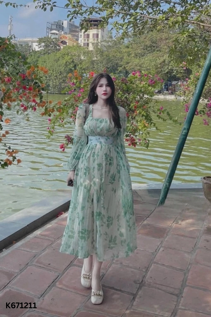Váy voan xanh hoa cổ vuông