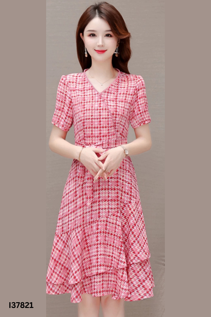 Váy lụa hồng viền đính ngọc