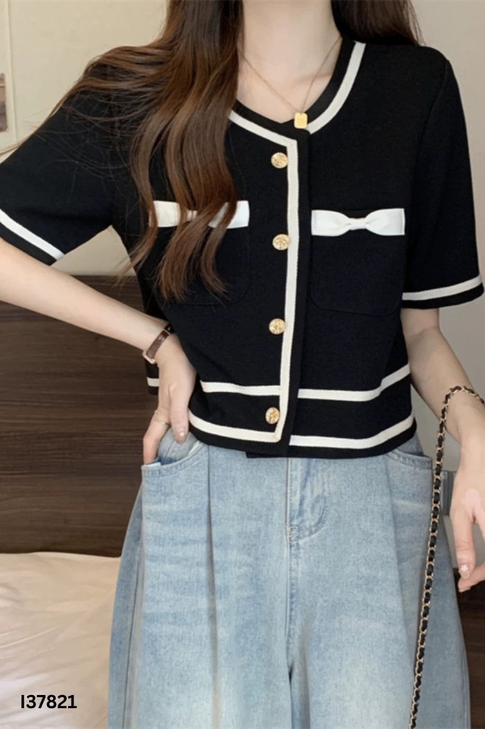 Áo đen đính nơ trắng