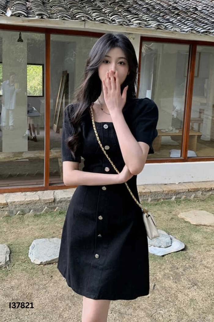 Váy jean đen cổ vuông