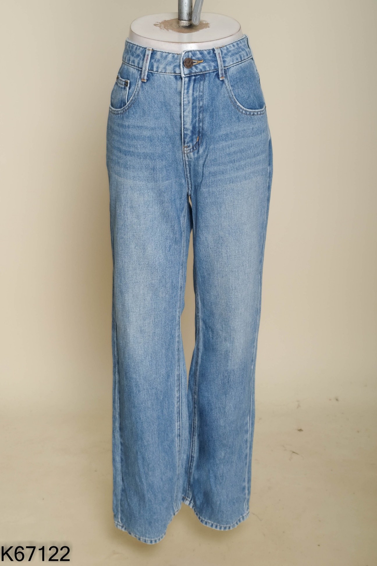 Quần jeans xanh nhạt