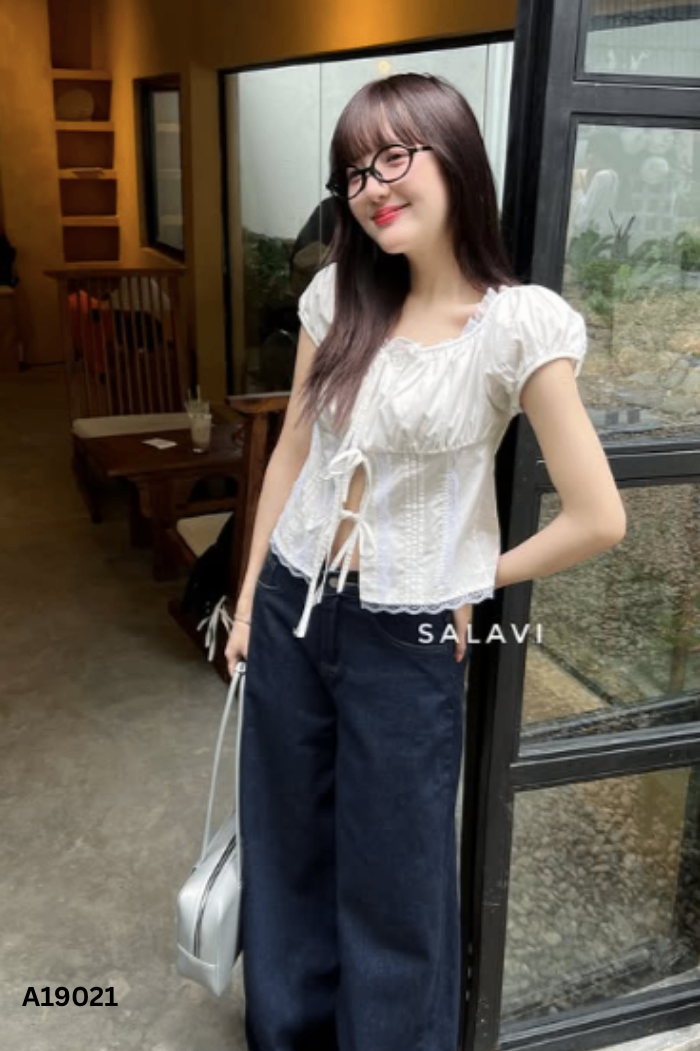 Áo thô trắng viền ren