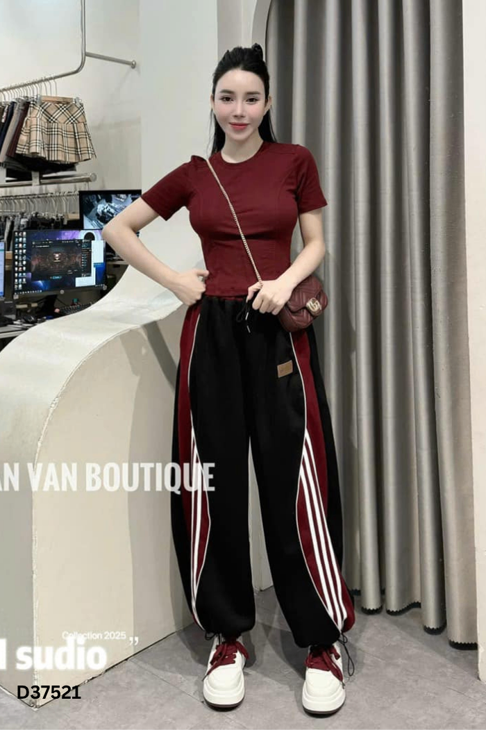 Set Áo thun đỏ + quần đen sọc