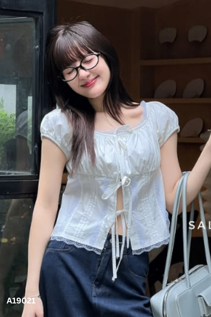 Áo thô trắng viền ren