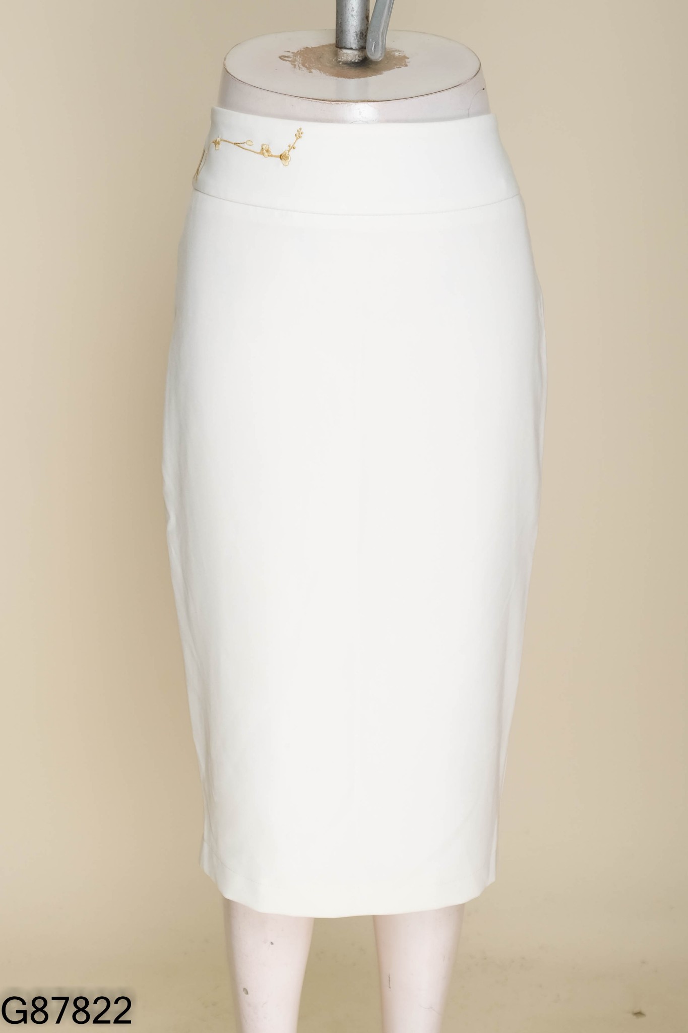 Chân váy M OUTFIT trắng thêu hoa