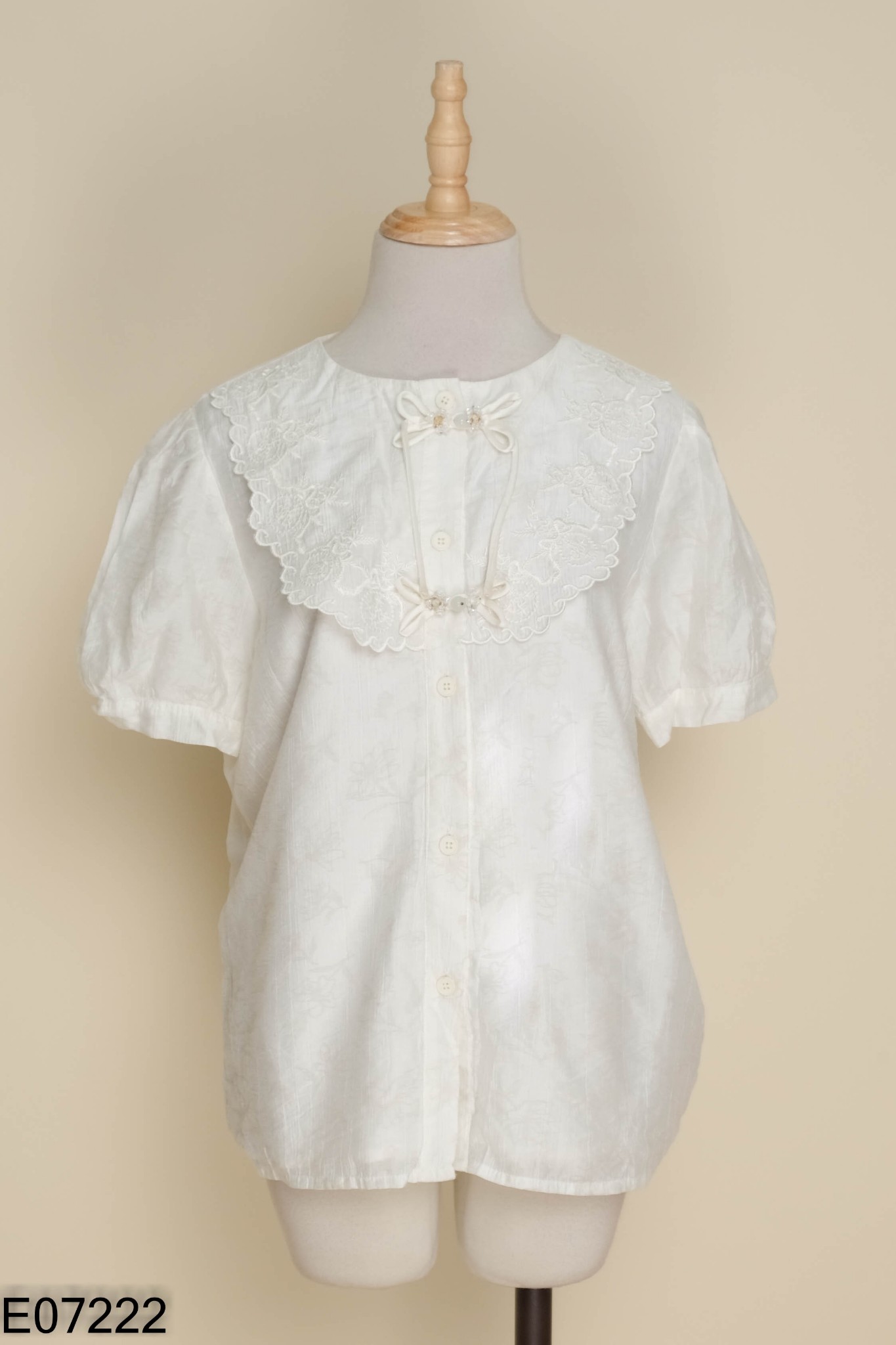 Áo trắng sữa phối ren