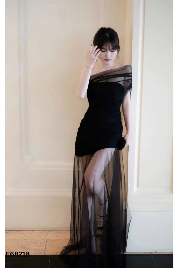 Váy lưới đen dúm